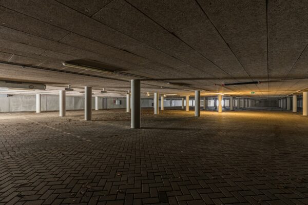 Lege ondergrondse parkeergarage aan de Laan Blussé van Oud-Alblas met betonnen pilaren en tegelvloer.